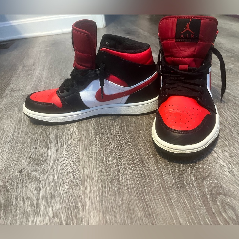 Air Jordan 1 Mid - Picture 2 of 7